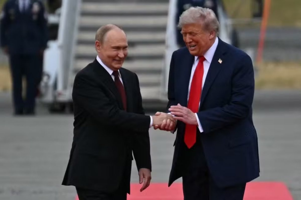 Trump recebe Putin com aplausos e tapete vermelho no Alasca
