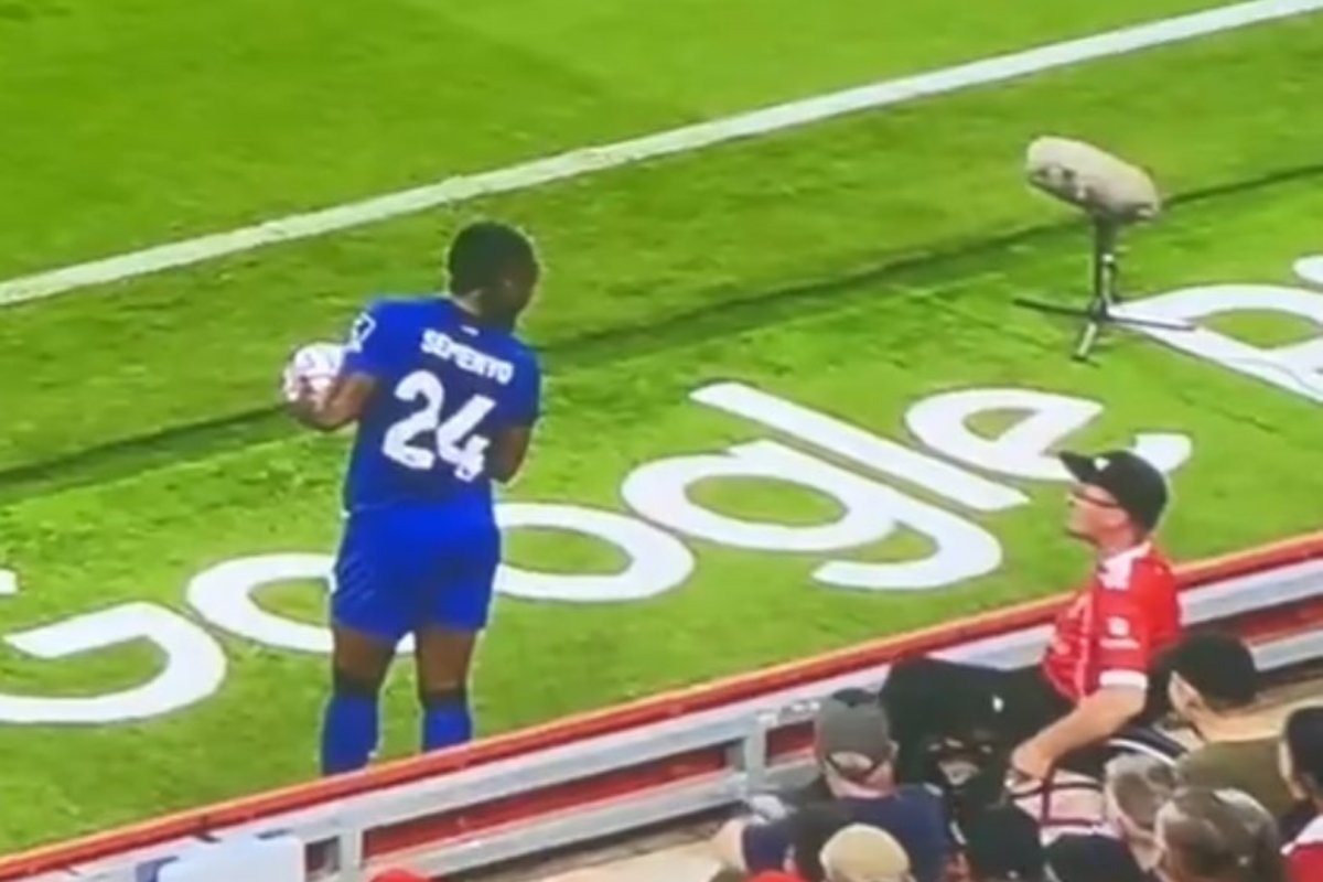 Partida da Premier League é interrompida após suposto caso de racismo