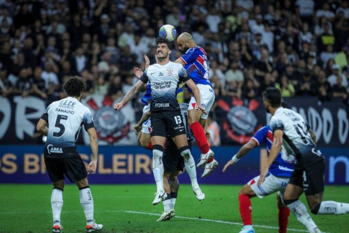 Com clima quente nos bastidores, Bahia e Corinthians se enfrentam em momentos distintos no Brasileirão
