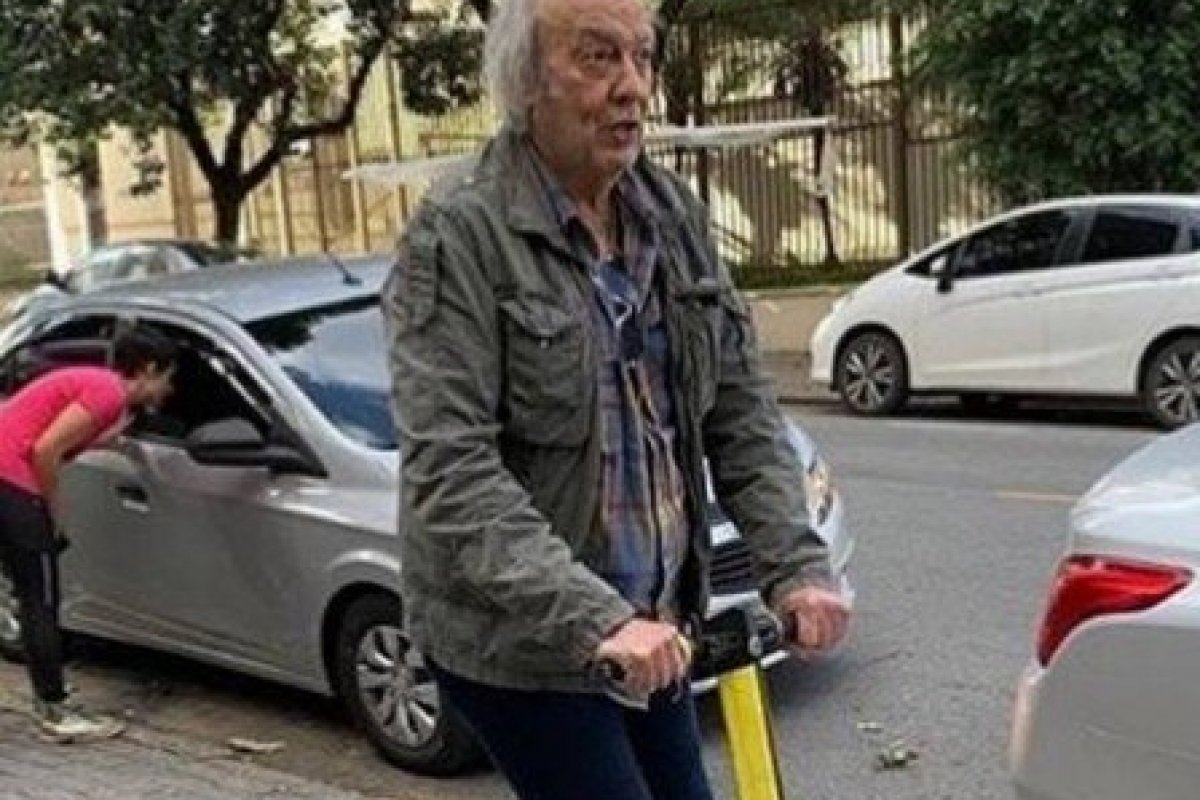Erasmo Carlos se rende a patinete elétrico