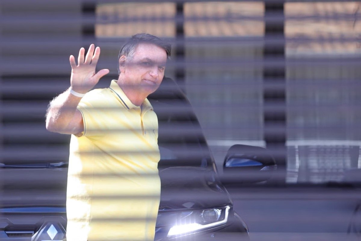 Bolsonaro deixa hospital do DF com quadro de infecções pulmonares residuais e volta à prisão domiciliar