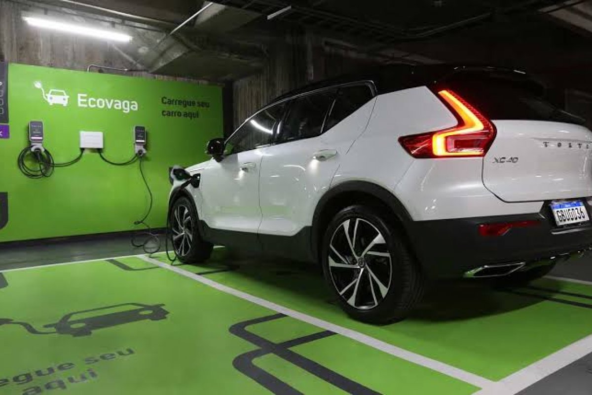 Volvo lança plugue de carga que identifica o carro automaticamente
