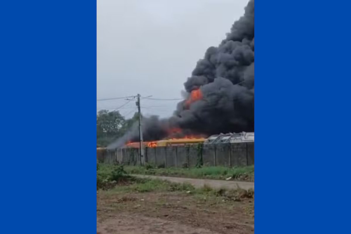 Incêndio atinge garagem de prefeitura no interior baiano e destrói cinco ônibus de transporte escolar