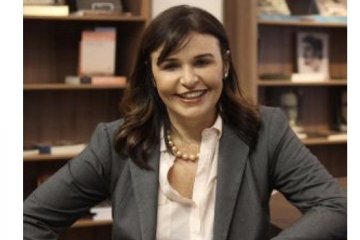 Escritora e promotora de justiça cria a "Hogwarts do Direito" em novo livro!