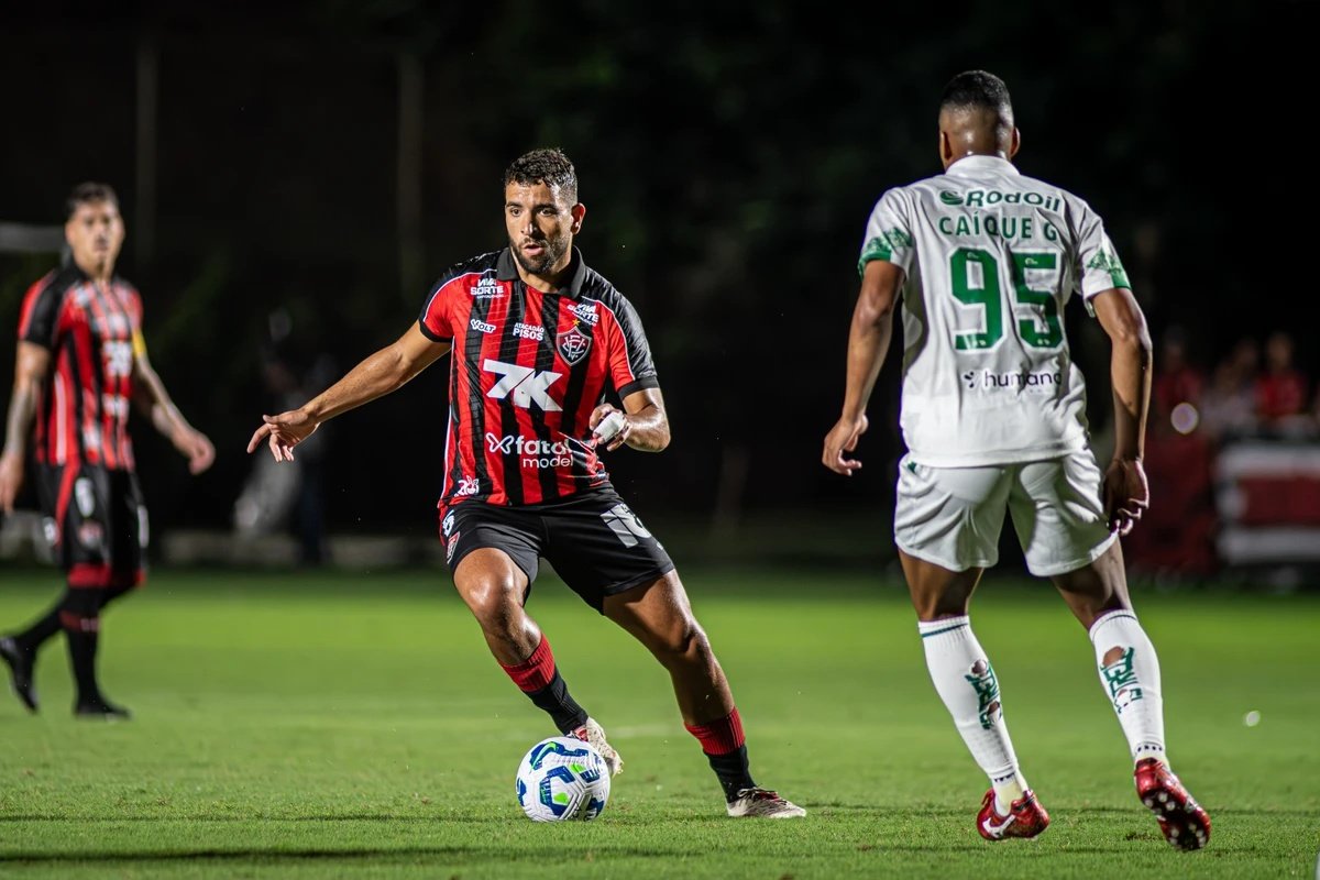 Vitória deixa escapar pontos importantes no fim do jogo e volta para zona após cinco rodadas