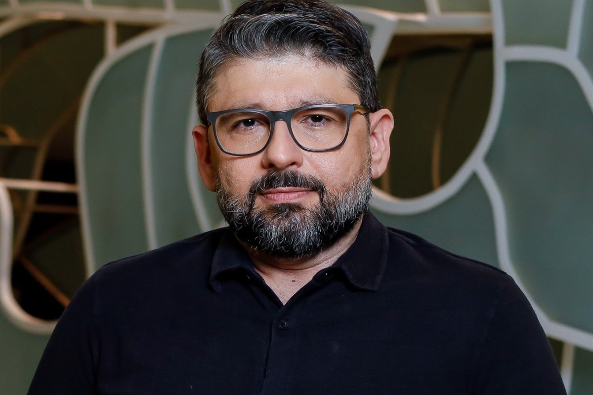 Ao conviver com o HIV, jornalista transforma silêncio, dor e resistência em poesia! 