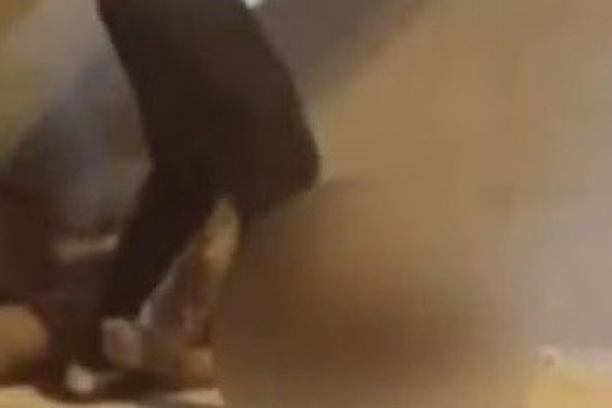 Vídeo: Homem agride mulher com capacete em Sobradinho; polícia procura suspeito
