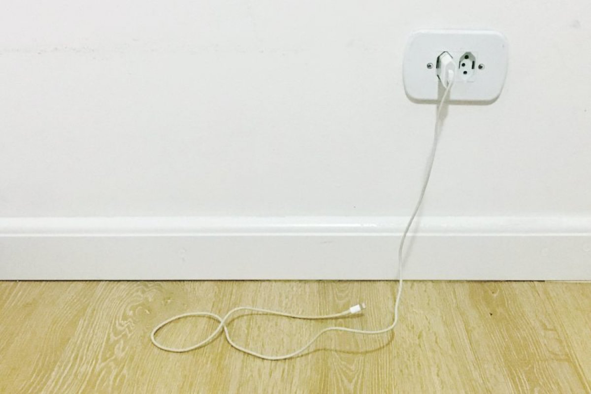 Bebê é internado em estado grave após levar choque em carregador