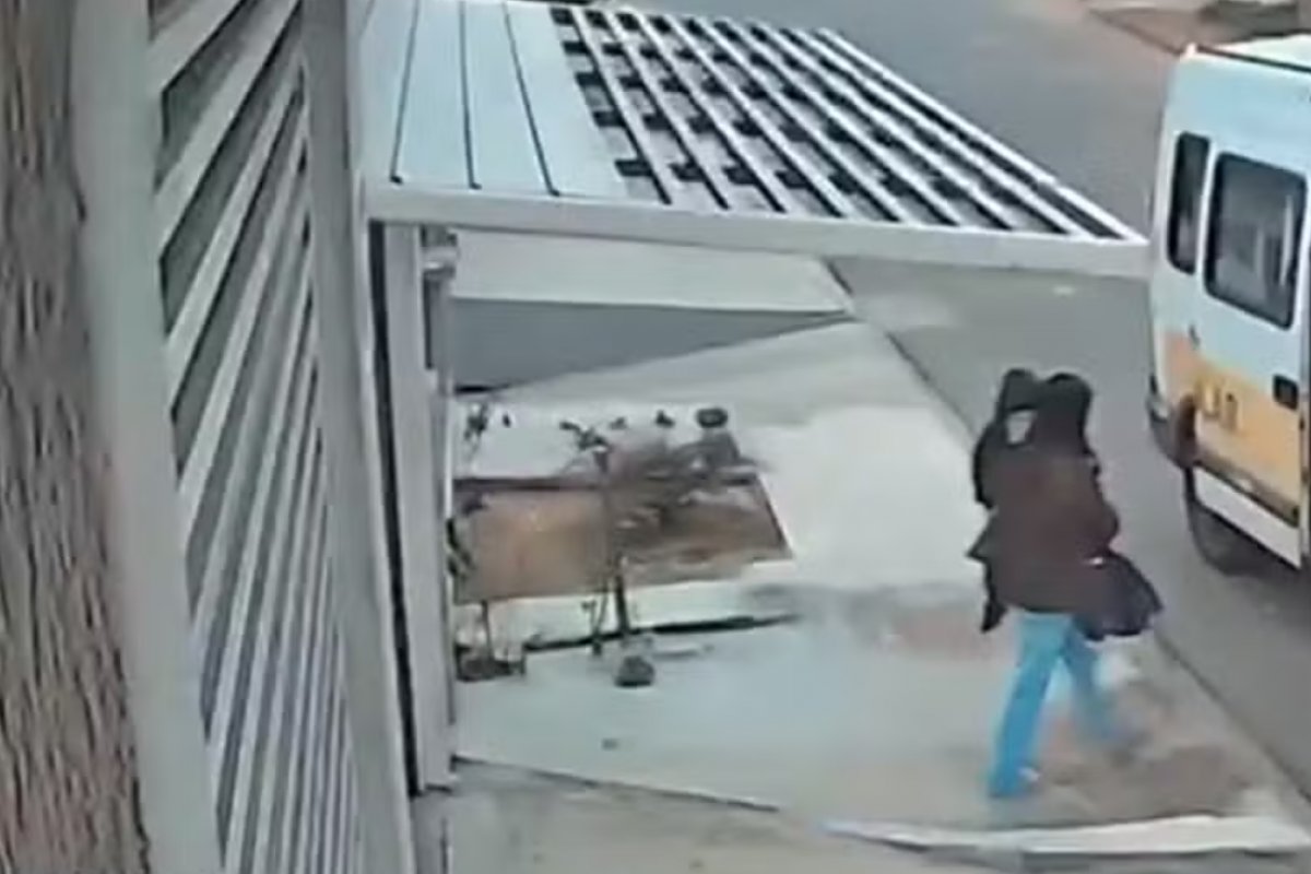 Vídeo: menino de 4 anos é esquecido em van escolar pelo motorista e encontrado sozinho em rua do Paraná