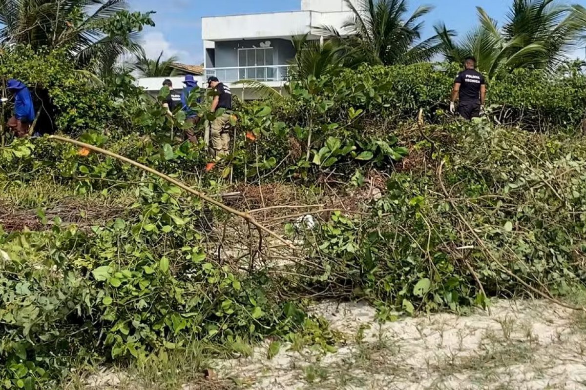 Polícia técnica vasculha local onde corpos de três mulheres foram encontrados em Ilhéus