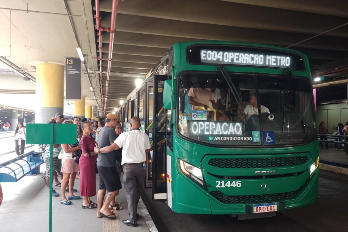 Linha de ônibus emergencial começa a operar após paralisação do metrô em Salvador