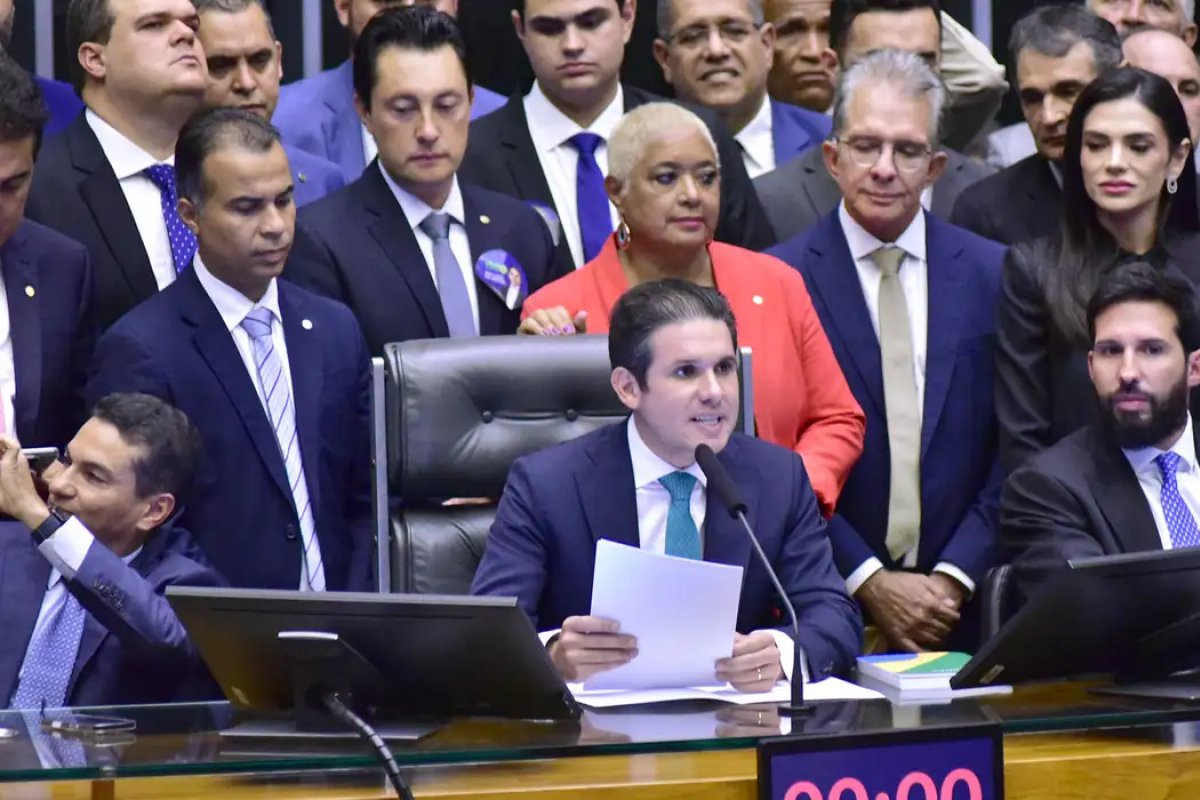 Câmara aprova urgência de projeto contra adultização sob protestos de bolsonaristas