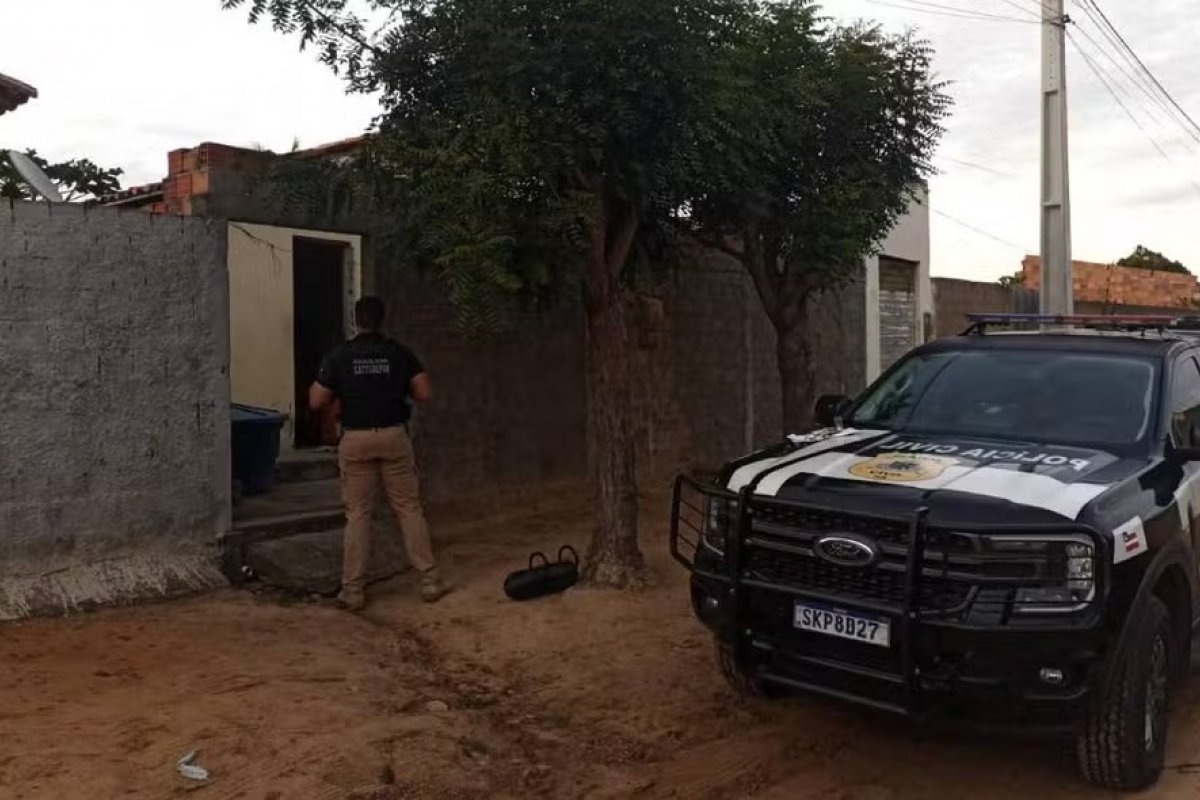 Homens investigados por armazenamento de material pornográfico são presos em flagrante durante buscas na Bahia