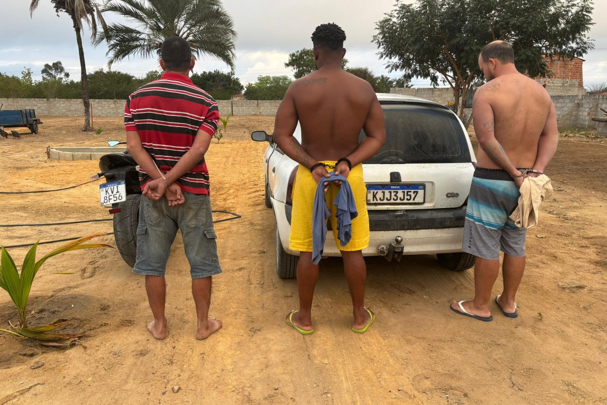 Trio de "matadores de aluguel" procurado em MG é preso em esconderijo na BA