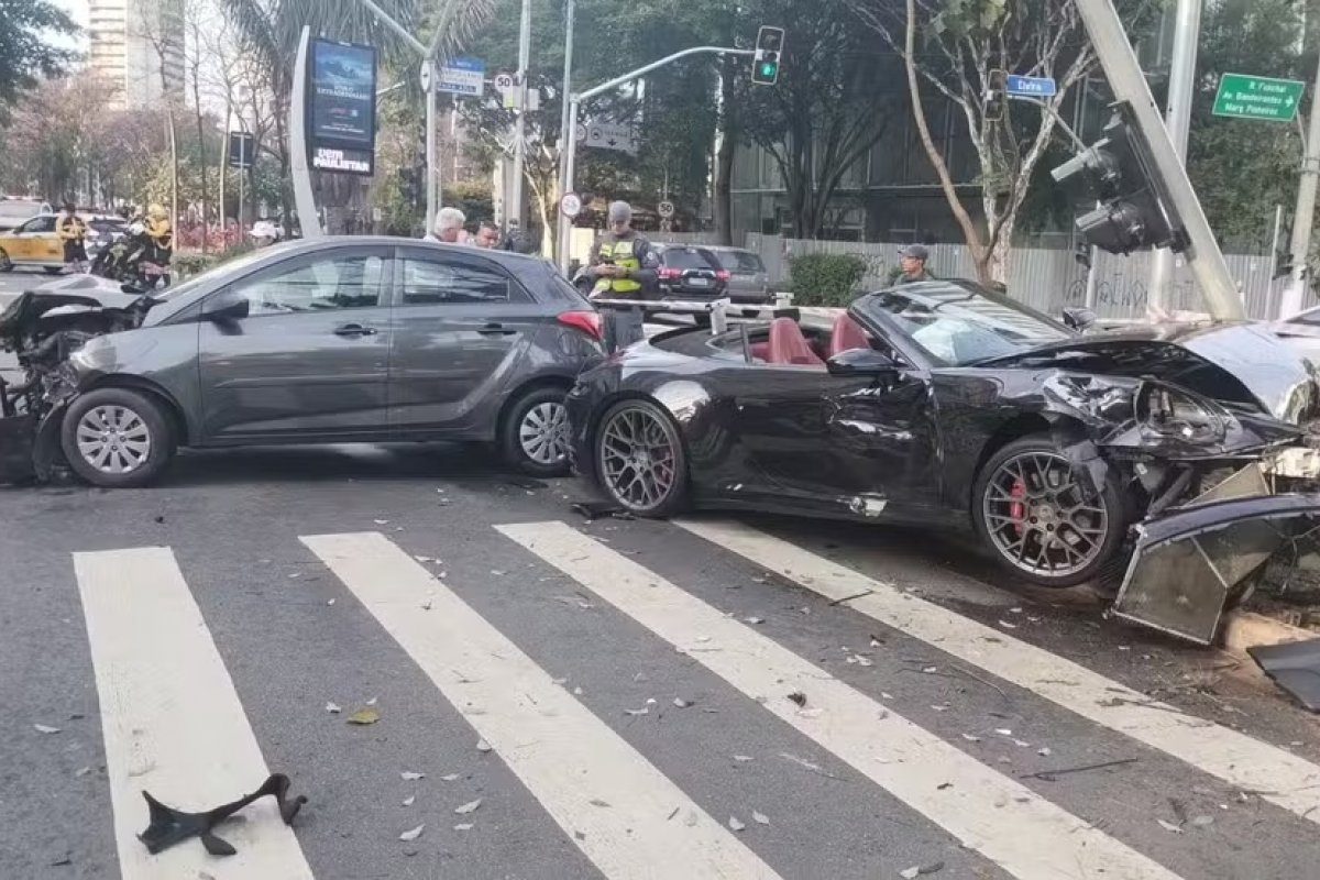 Influenciadores Bia Miranda e Gato Preto batem Porsche em avenida de São Paulo; carro ficou destruído 