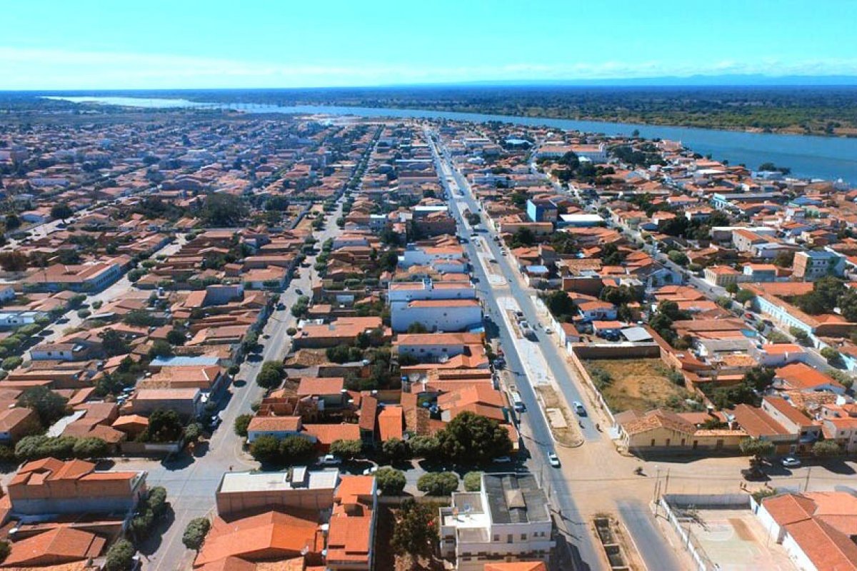 MP aponta nepotismo e recomenda exoneração de irmã do prefeito de Barra