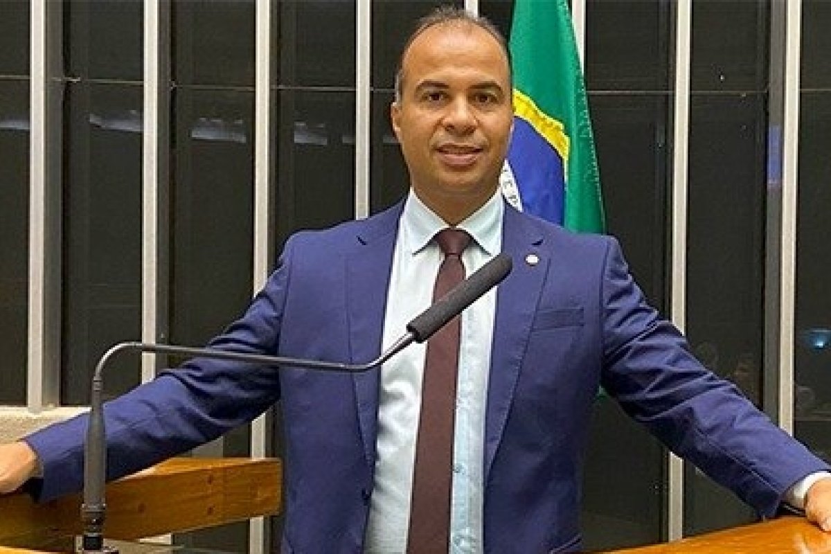 Deputado do PL usa verba pública para participar de inauguração de igreja nos EUA
