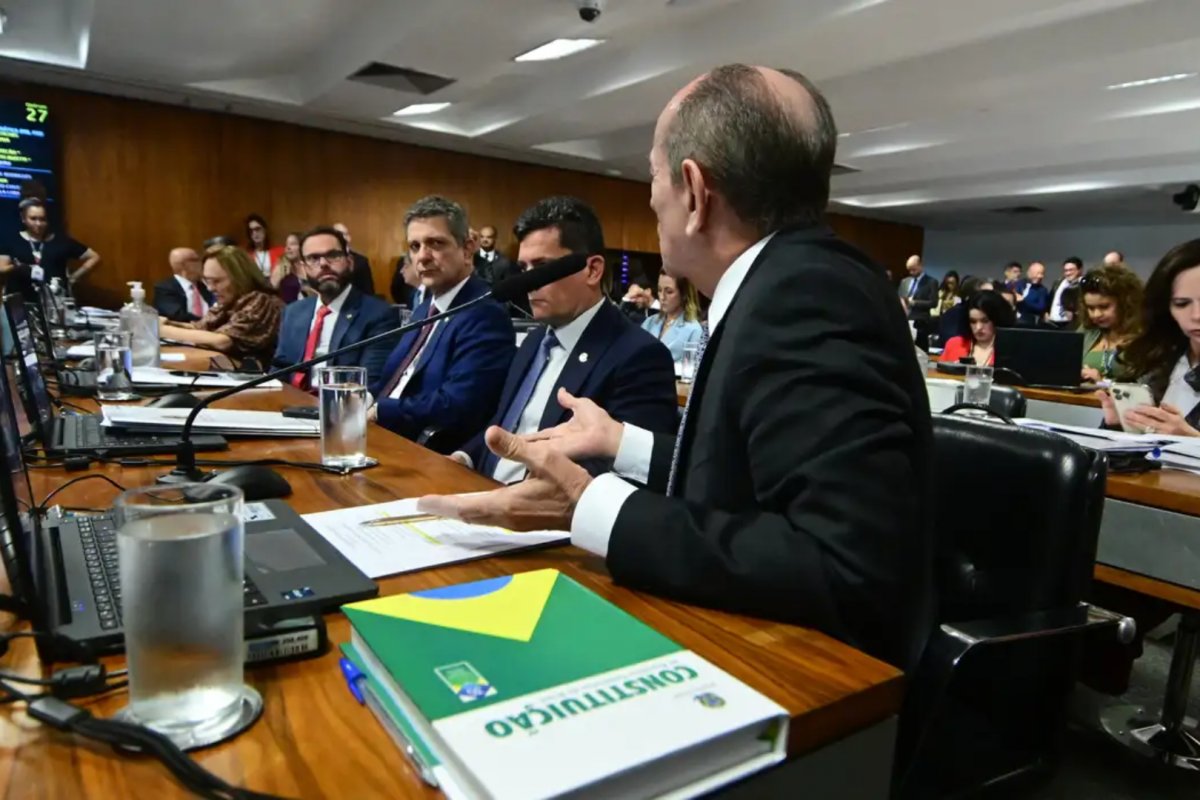 Comissão do Senado aprova novo Código Eleitoral; proposta prevê a obrigatoriedade do voto impresso