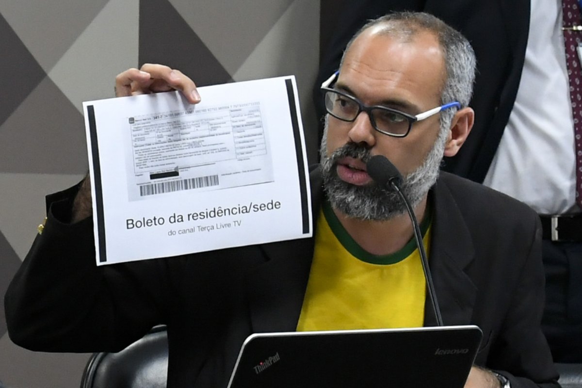 PF indicia Allan dos Santos por injúria, desobediência e incitação ao crime