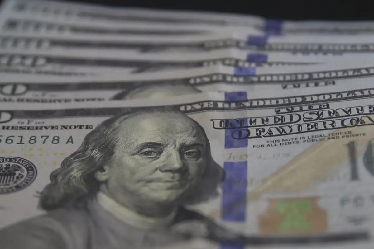 Dólar cai e Bolsa sobe em dia de menor tensão, com atenção a Lula e declarações de Moraes