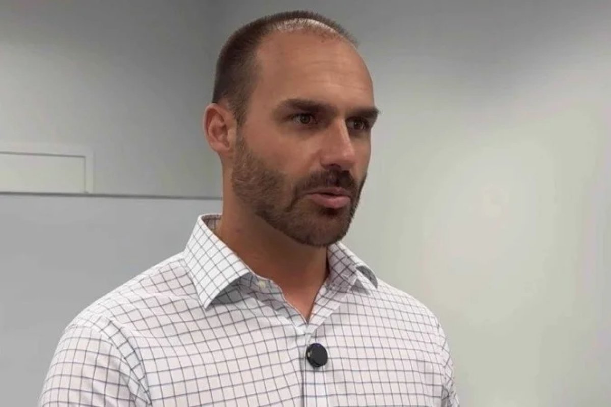 Eduardo Bolsonaro diz que PF aponta 'crime delirante' e critica vazamento de conversas com o pai