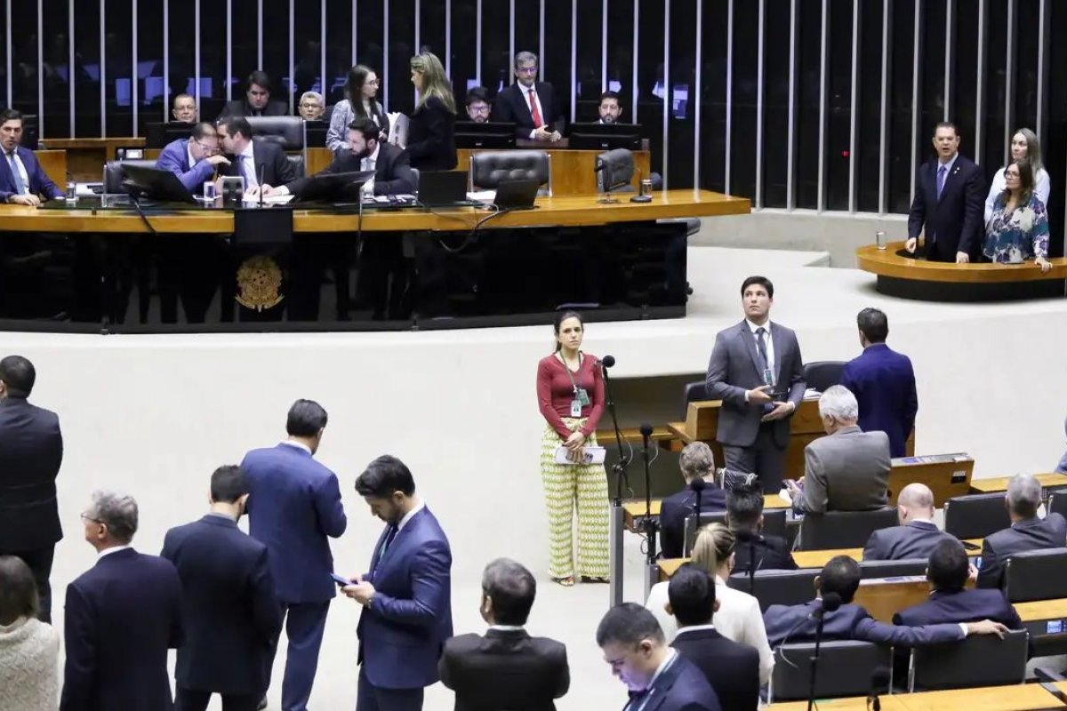 Câmara aprova projeto contra adultização de crianças nas redes sociais