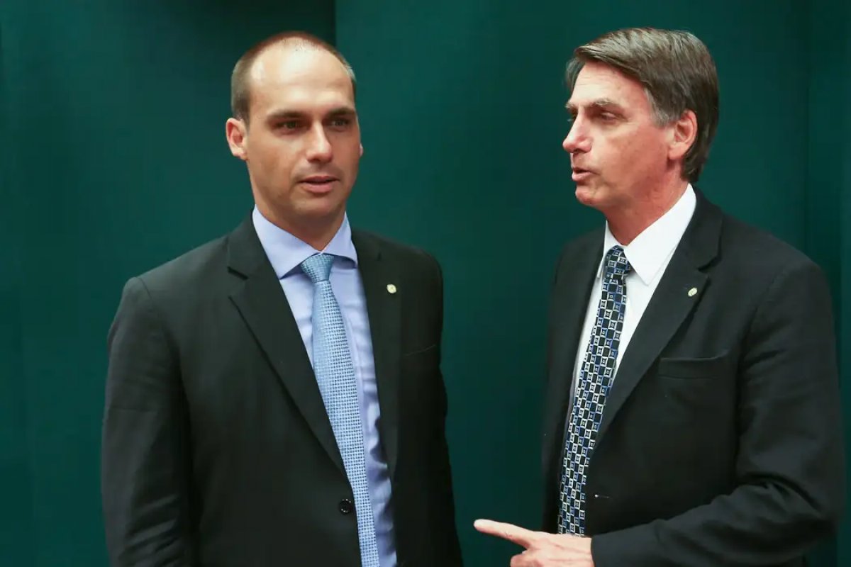 Bolsonaro e Eduardo podem pegar até 12 anos de prisão por crimes atribuídos pela PF