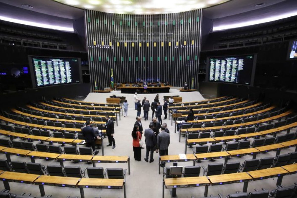 Câmara aprova urgência para projeto que amplia isenção do Imposto de Renda