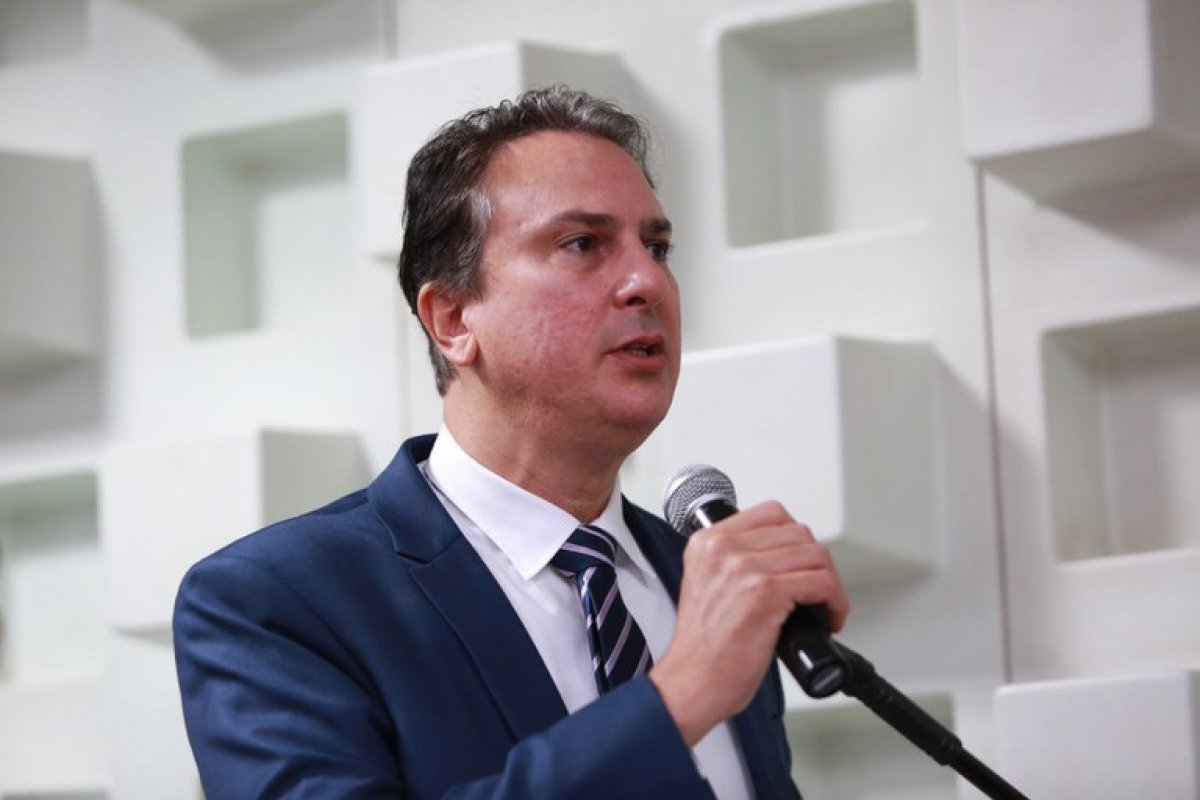 Após afirmar ter garantido verba, MEC não compra todos os livros didáticos para 2026