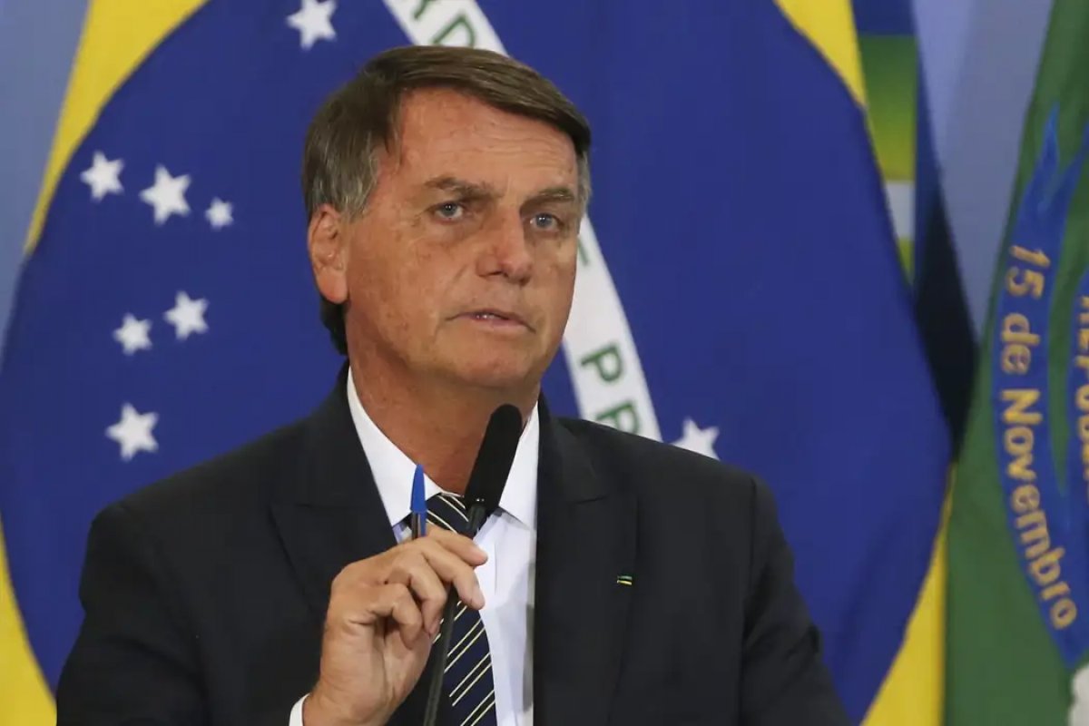 Defesa de Bolsonaro tem até esta sexta para explicar descumprimento de medidas e risco de fuga