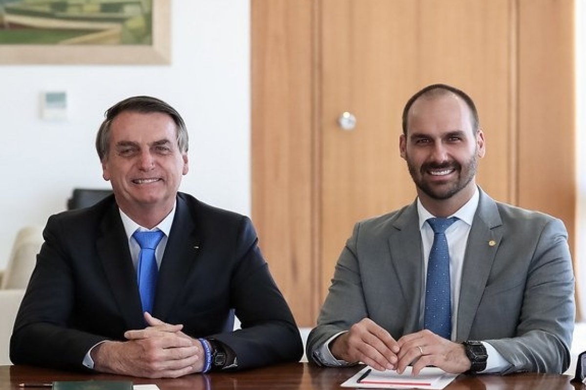 Polícia Federal afirma que Bolsonaro tramou para mudar regimento da Câmara de Deputados e aumentar licença de Eduardo