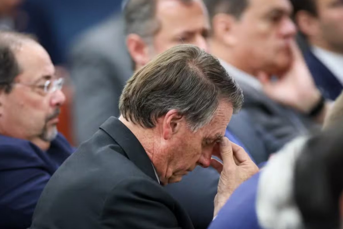 Bolsonaro e Eduardo atuaram para atrapalhar investigação sobre tentativa de golpe de Estado, diz PF