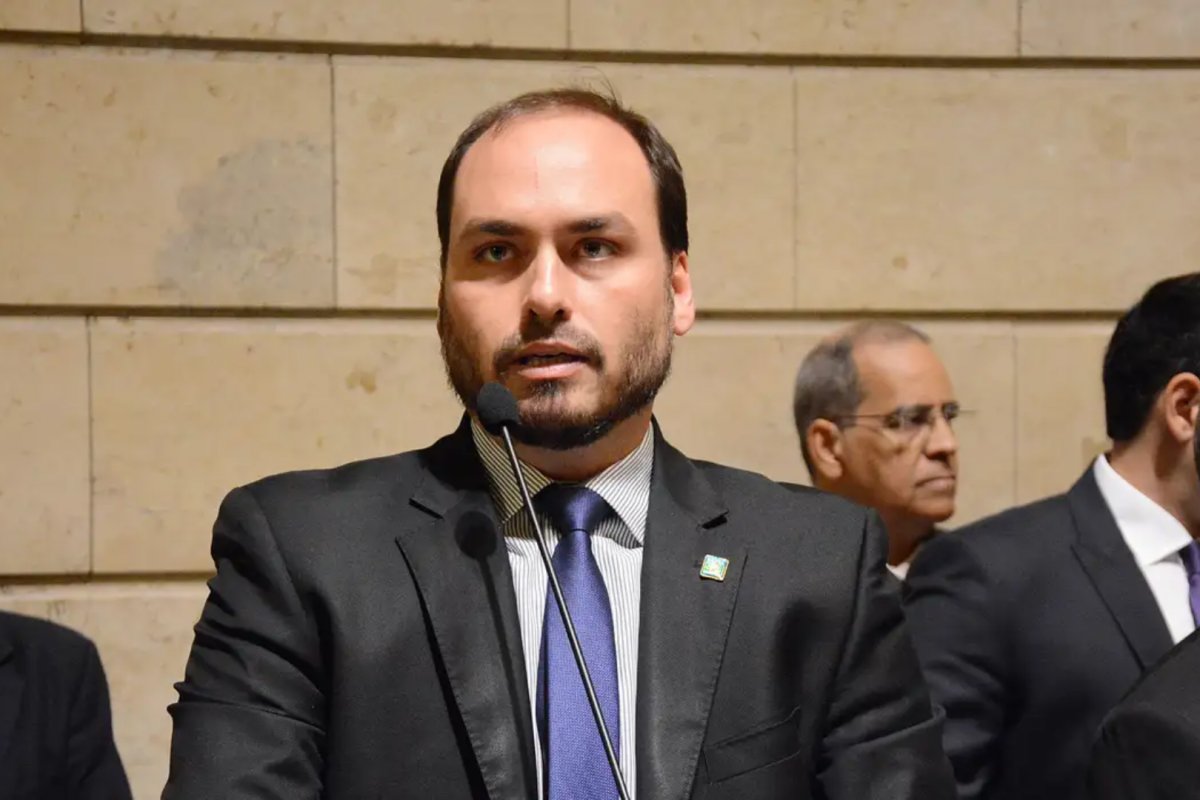 "Como podem possíveis dados sigilosos serem vazados sobre todos os assuntos o tempo todo?", questiona Carlos Bolsonaro