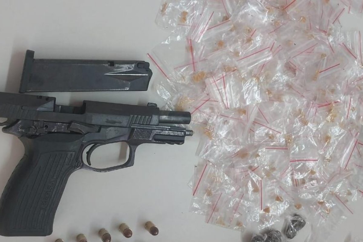PM apreende arma de fogo e drogas em Pernambués 