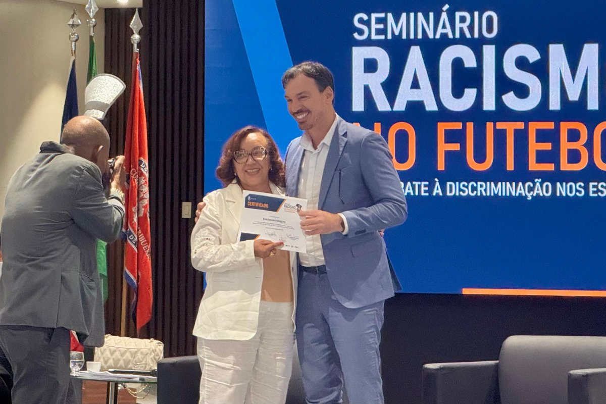Vídeo: "Dar mais passos largos", afirma Emerson Ferretti sobre combate à discriminação no futebol