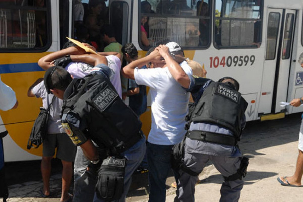 Carnaval: Revista em trans devem ser feitas por policiais femininas