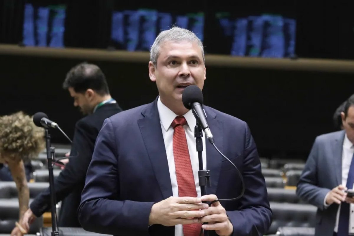 Líder do PT pede ao STF prisão preventiva de Bolsonaro e aponta risco de fuga