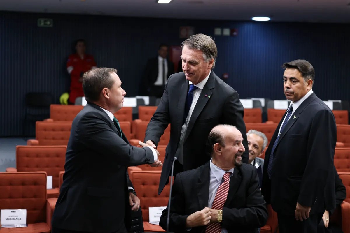Em buscas, PF encontra anotações sobre delação de Cid em carro de Bolsonaro