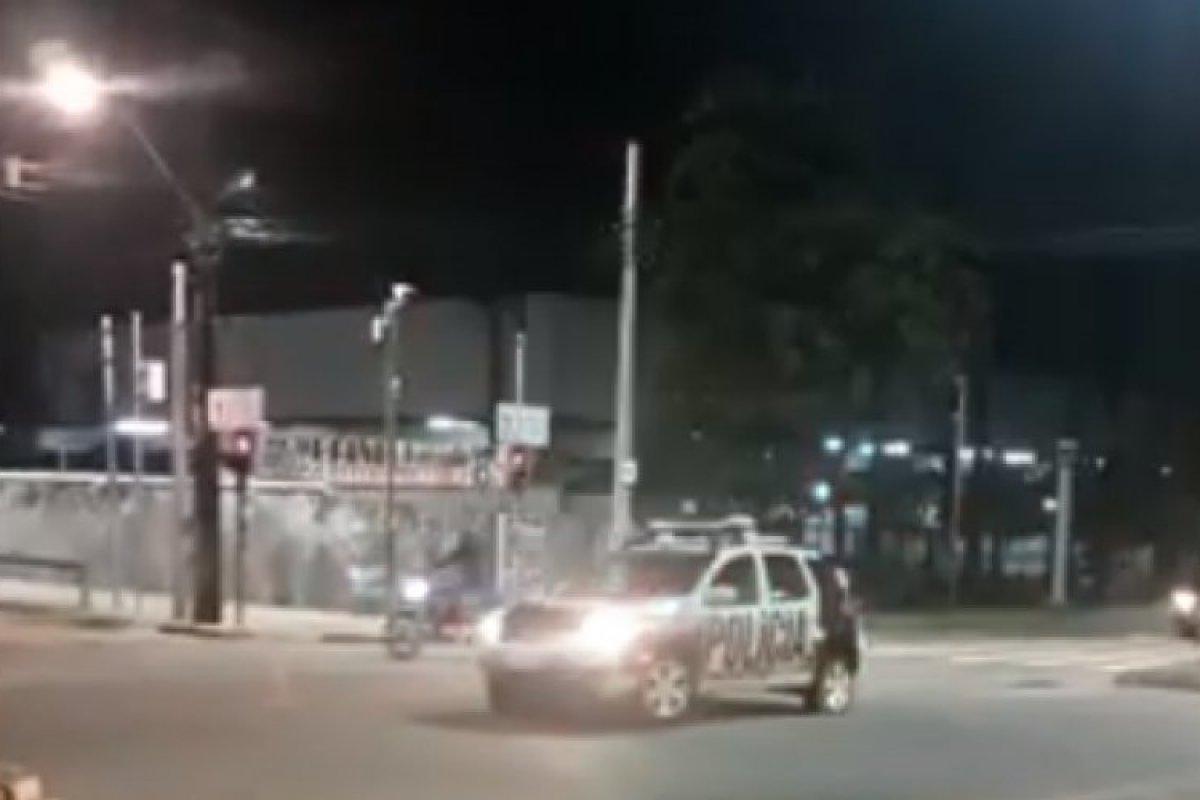 Viaturas da PM do Ceará são abandonadas no meio da rua com sirenes ligadas