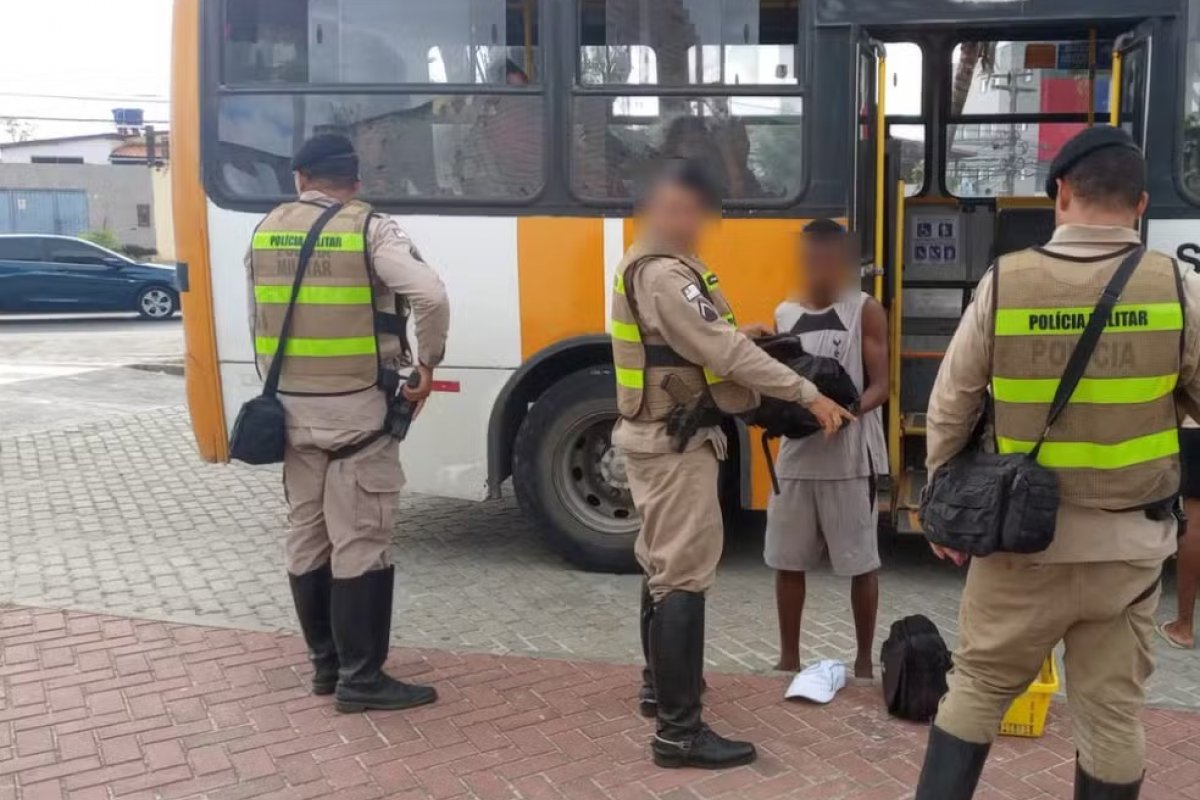 Homem é preso com drogas em ônibus do transporte público de Salvador após alegar que transportava cuscuz