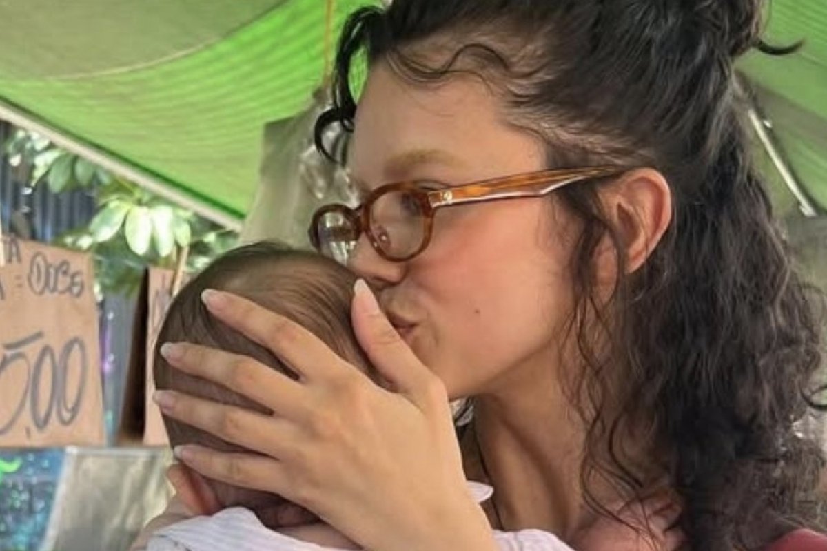 Manu Gavassi publica foto rara ao lado da filha, Nara!   