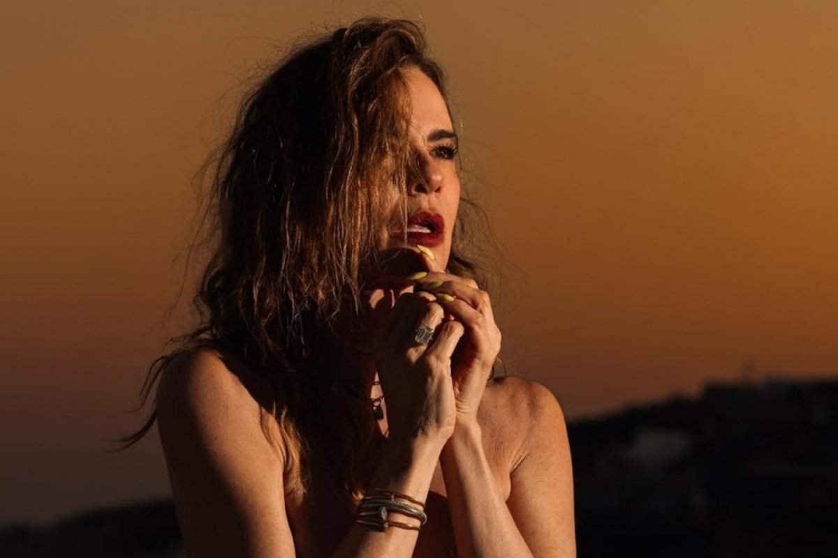 Aos 55 anos, Luciana Gimenez faz ensaio de topless na Grécia! 
