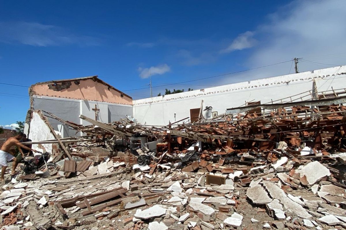 Imagem de Jesus Cristo fica intacta após desabamento de capela no interior da Bahia