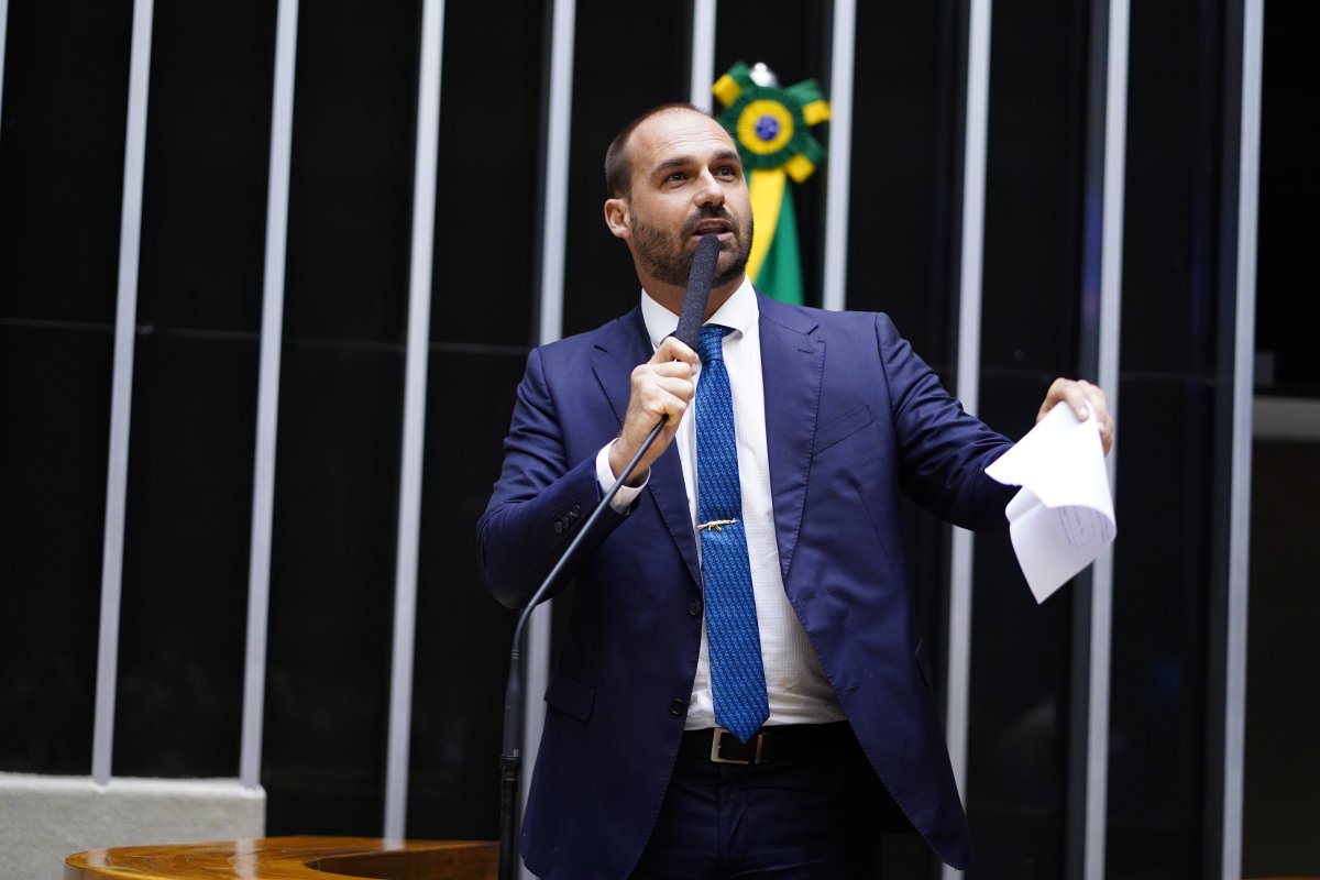 Brecha no regimento da Câmara é avaliada pelo PL para evitar cassação de Eduardo Bolsonaro