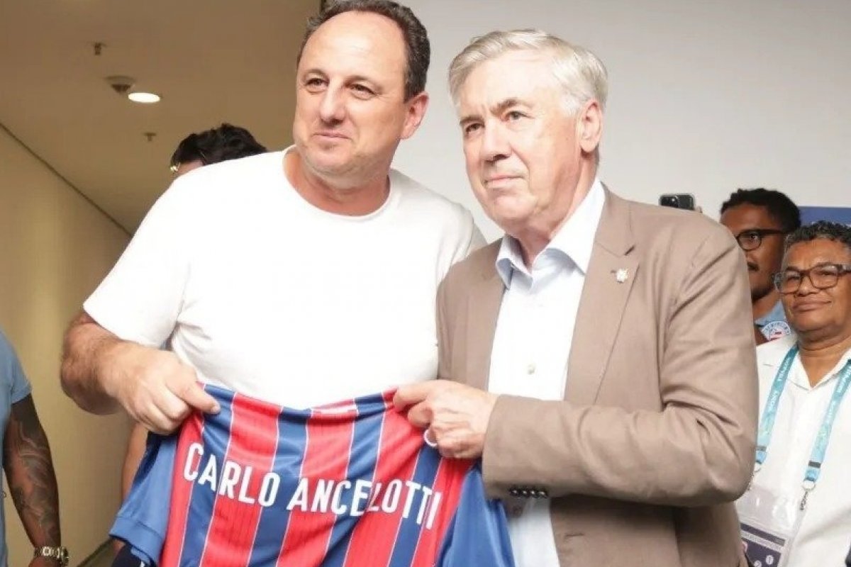 Ancelotti recebe camisa do Bahia das mãos de Rogério Ceni na Arena Fonte Nova, em Salvador