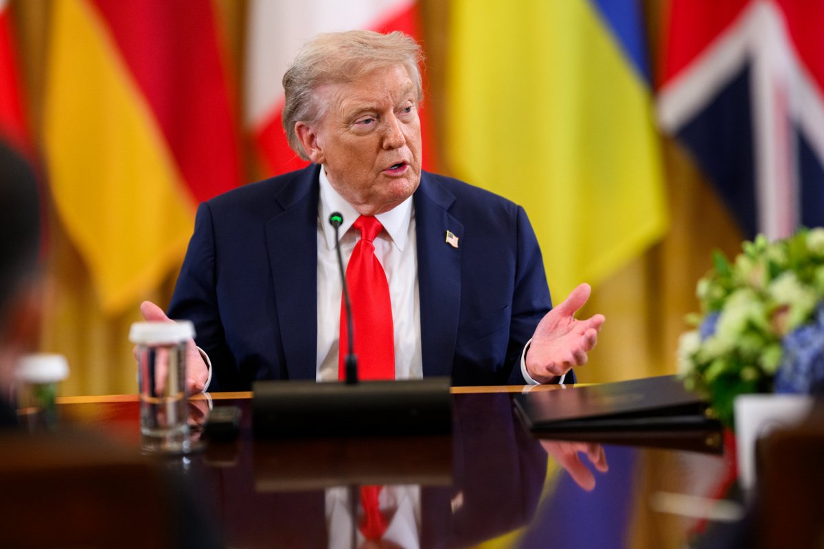 Vídeo: Trump assina decreto para processar quem vandalizar bandeira dos EUA