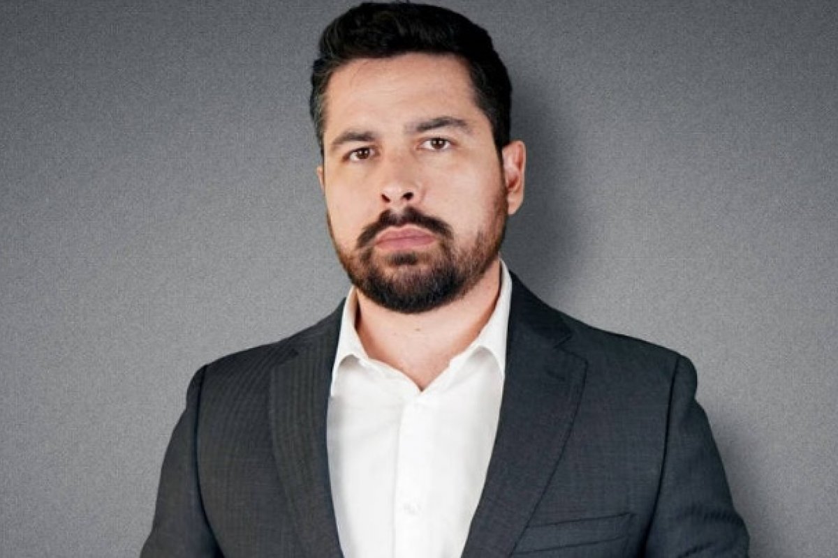 "Qual o nome do sistema que condena jornalistas a pena de degredo? Ditadura", diz Paulo Figueiredo sobre estar sem passaporte