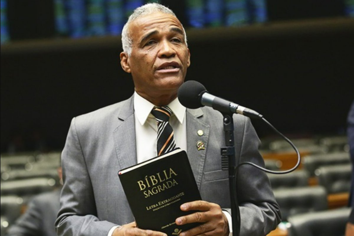 Deputado Pastor Isidorio apresenta PEC para reduzir número de parlamentares no Congresso