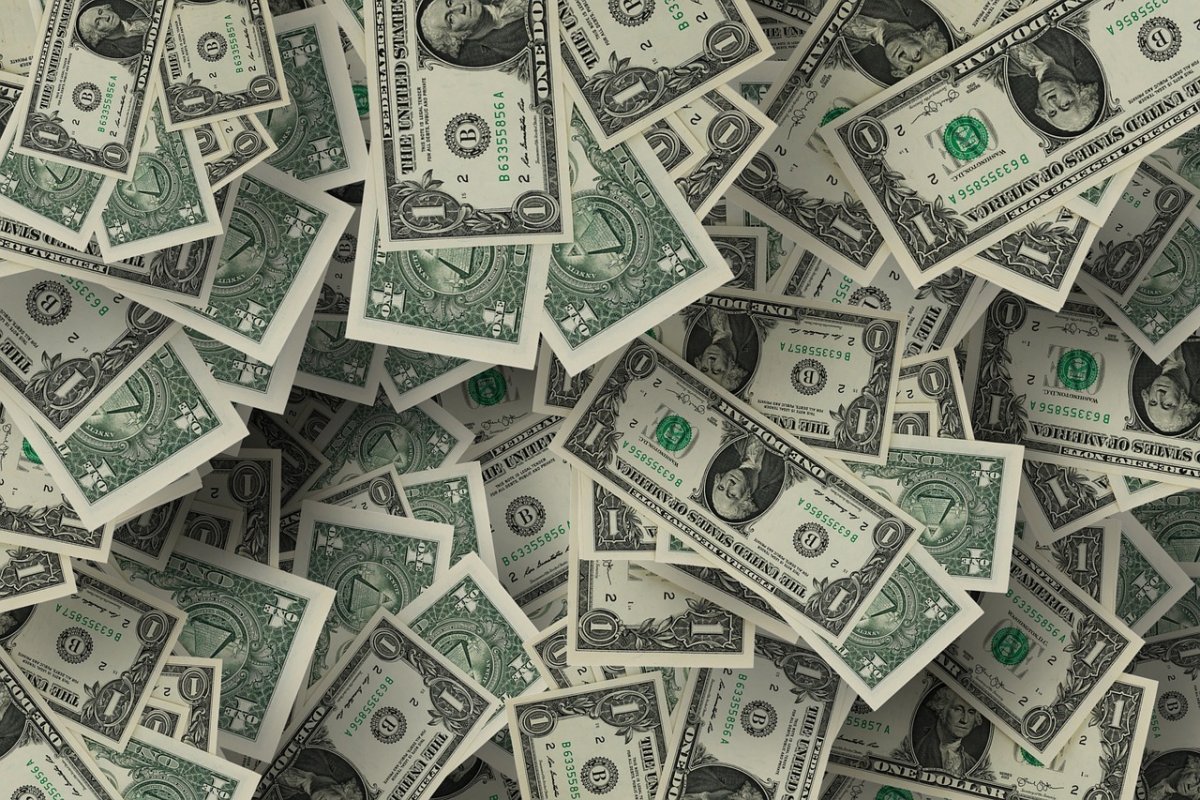 Dólar cai a R$ 5,41 em meio a expectativa de corte de juros nos EUA e aceno de Tarcísio à Presidência