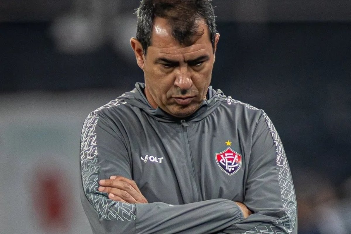 Após goleada histórica, Vitória anuncia demissão de Fábio Carille